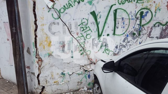 Fuerte choque de camionetas contra el frente de una casa en el centro santafesino