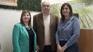 En el centro, el presidente de IRT, José Chorzepa, junto a Carina Cabo, directora pedagógica del Curso de Formación en Salud Empresarial, y la doctora Emilia Dip a cargo de la dirección médica de la capacitación.