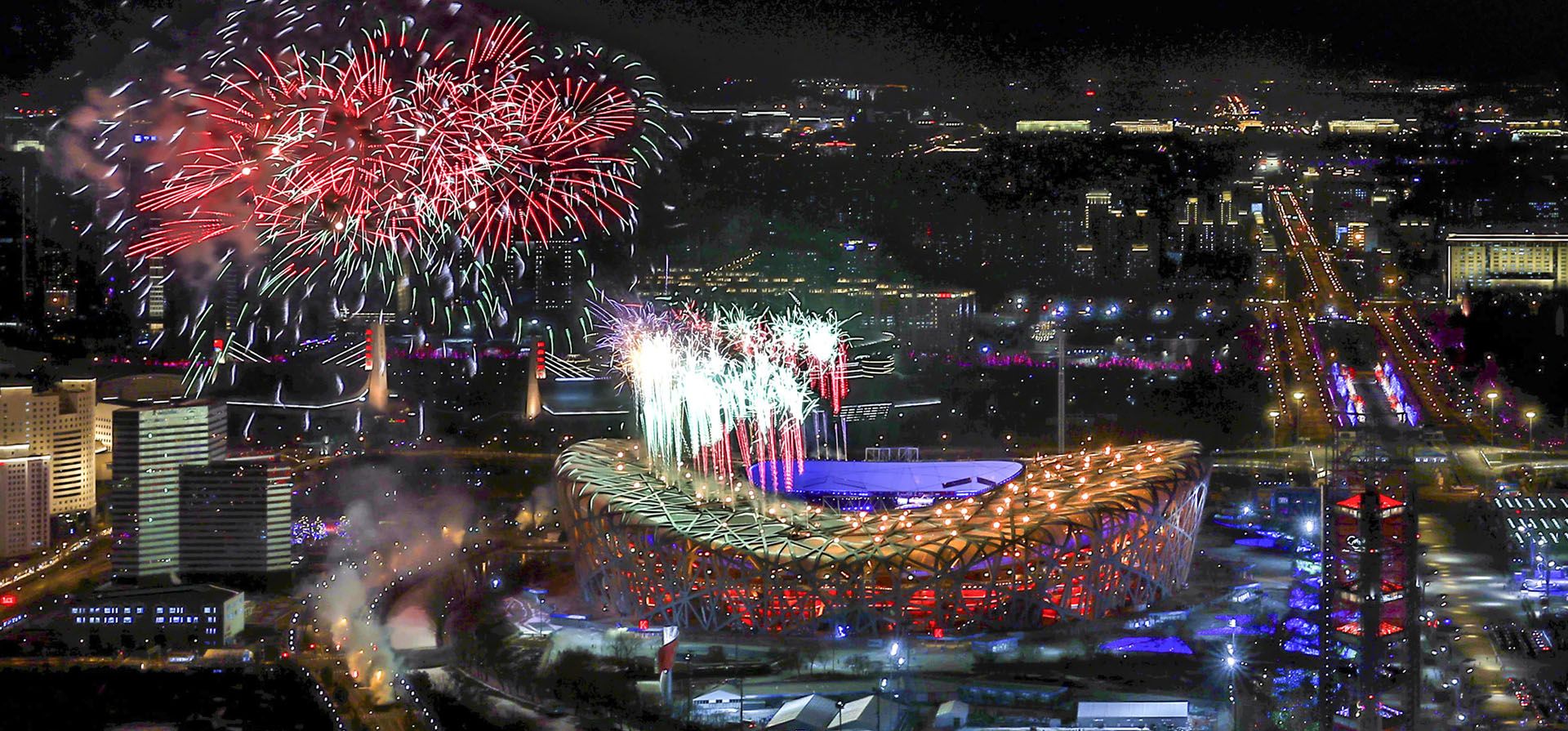 Imagen publicada por la Agencia de Noticias Xinhua, los fuegos artificiales iluminan el cielo nocturno durante la ceremonia de clausura de los Juegos de Invierno de 2022 en el icónico Estadio Nacional Nido de Pájaro en Beijing el domingo, 20 de febrero de 2022.