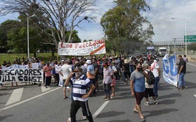 Los pescadores mantienen un corte sobre el puente Rosario-Victoria. 