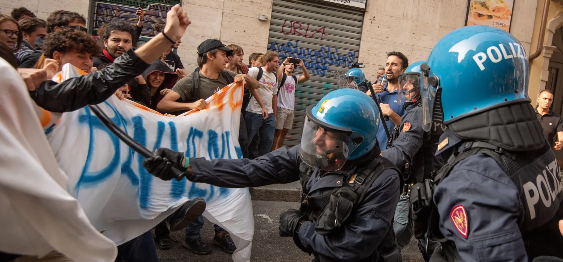Turín, Italia. Los estudiantes se manifiestan contra la primera ministra, Giorgia Meloni, mientras habla en la sesión de clausura del segundo festival de las regiones y provincias autónomas. Fotografía: Marco Alpozzi/LaPresse/Shutterstock Turín, Italia. Los estudiantes se manifiestan contra la primera ministra, Giorgia Meloni, mientras habla en la sesión de clausura del segundo festival de las regiones y provincias autónomas. Fotografía: Marco Alpozzi/LaPresse/Shutterstock