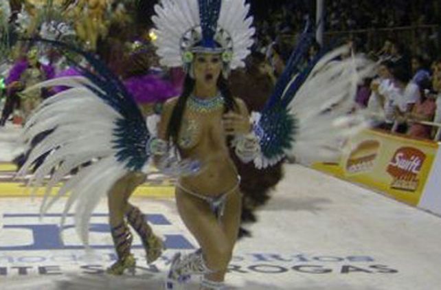 Plumas y brillo en la inauguraci&oacute;n del carnaval de Gualeguaych&uacute;