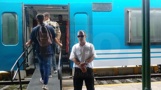 Pasajeros de colectivos varados por el paro sorpresivo de choferes se volcaron al ferrocarril