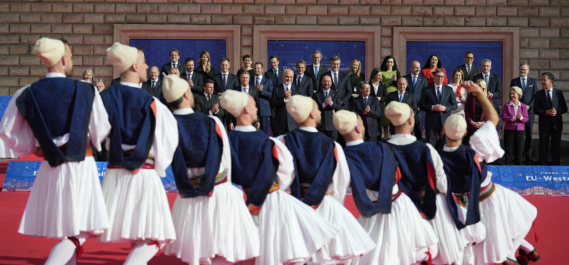 Los líderes de la Unión Europea y los Balcanes Occidentales observan una actuación después de una foto grupal en la Cumbre UE-Balcanes Occidentales, en Tirana, Albania, el martes 6 de diciembre de 2022. Los líderes de la UE y sus homólogos de los Balcanes Occidentales se reunieron el martes para conversaciones destinadas a impulsar su asociación, ya que la guerra de Rusia en Ucrania amenaza con remodelar el equilibrio geopolítico en la región. Foto: AP/Andreea Alexandru