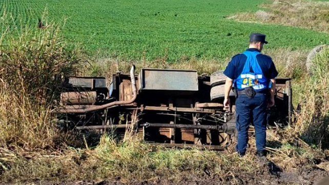 Camión volcó en ruta 18 y la Policía de San Salvador investiga en qué circunstancia un camión con acoplado.