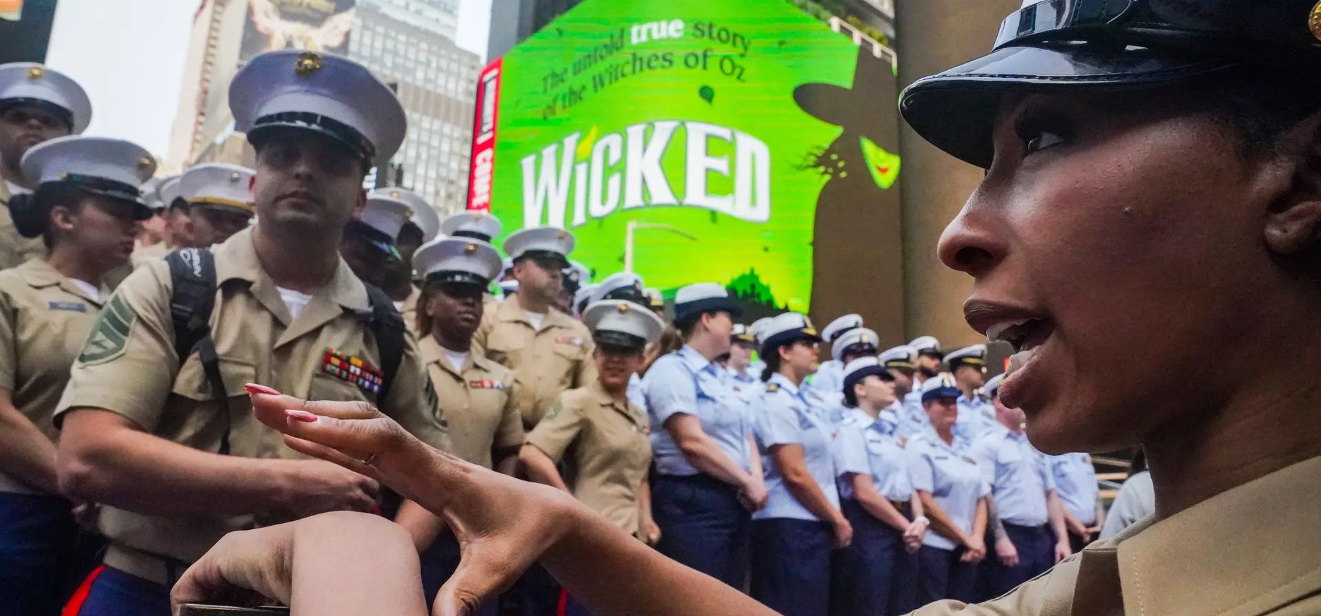 Nueva York, Estados Unidos. La sargento de artillería de la Marina Shakima Deprince de Brooklyn organiza a miembros de la marina, infantería de marina y guardacostas para una foto grupal en Times Square, durante la Semana de la Flota. Fotografía: Bebeto Matthews/AP Nueva York, Estados Unidos. La sargento de artillería de la Marina Shakima Deprince de Brooklyn organiza a miembros de la marina, infantería de marina y guardacostas para una foto grupal en Times Square, durante la Semana de la Flota. Fotografía: Bebeto Matthews/AP