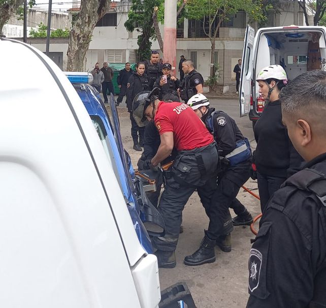 Violento choque entre un patrullero de la policía y un auto en zona oeste