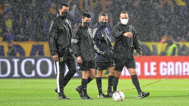 Patricio Loustau tomó la decisión de suspender Boca-Newells por la lluvia.