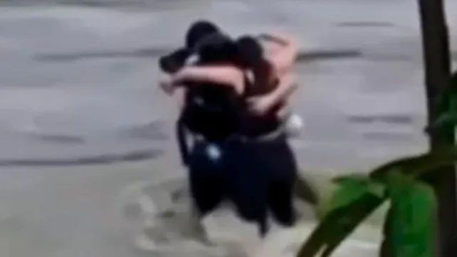 El último abrazo antes de ser arrastrados por una inundación en Italia&nbsp;