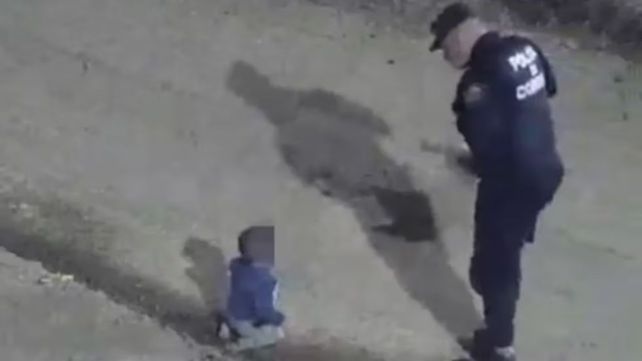 Policías cordobeses encontraron a un bebé que gateaba solo en medio de la calle
