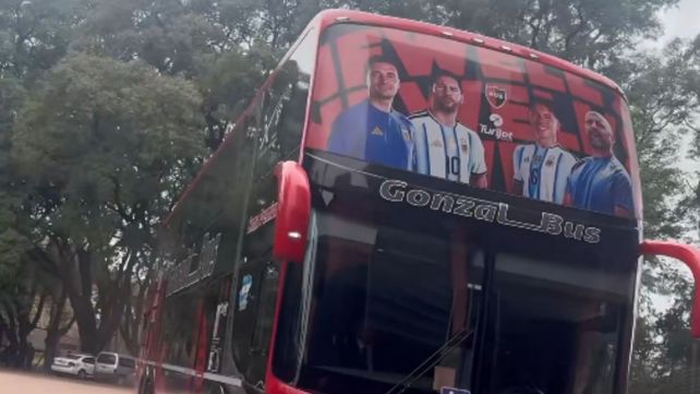 El micro de Newells también llevó el emblema de sus héroes