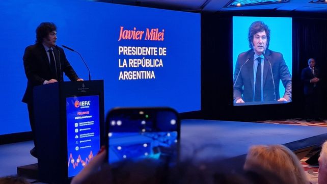 Milei confirmó que el gobierno dará de baja 70 mil contratos de empleados públicos