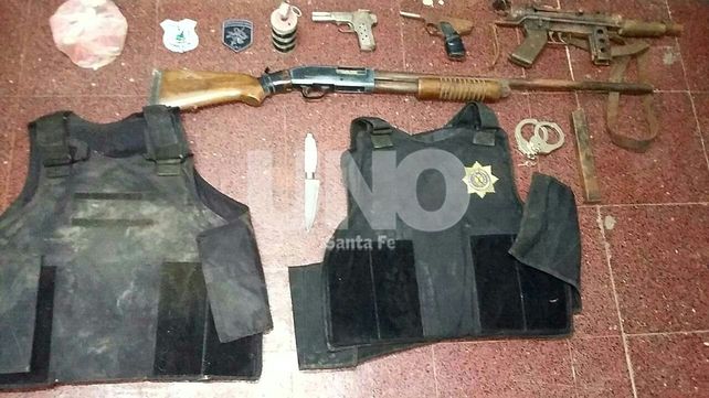 Cayeron dos hermanos vestidos de policías con armas y balas Cayeron dos hermanos vestidos de policías con armas y balas