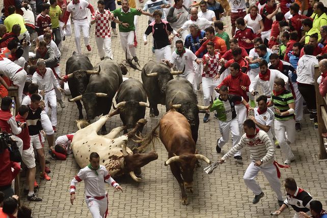 juerga. La corrida de ayer volvió a sumar a miles de participantes en Pamplona. No hubo heridos por asta de toro.