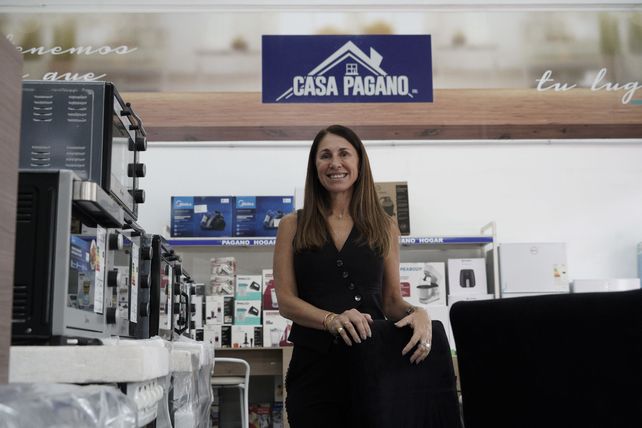 Georgina en el local de zona norte que dirige junto a su hijo Maximiliano.