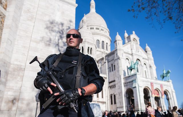 Un policía francés custodia la basílica de Sacre Coeur en París.
