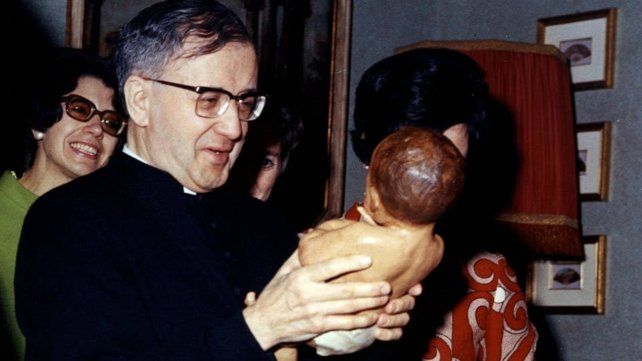 José María Escrivá de Balaguer, con íntimos lazos falangistas y franquistas, fundó el Opus Dei en 1928 y fue santificado por Juan Pablo II. Por su cercanía con el cardenal Antonio Caggiano, habilitó la primera casa Opus en Argentina en Rosario.