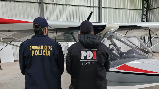 Personal policial de Santa Fe y Buenos Aires junto a la avioneta incautada en Alvear