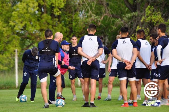 Maradona abrió las puertas del entrenamiento de Gimnasia