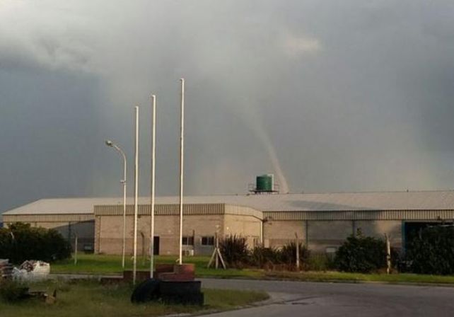 Lo que se vio en Venado Tuerto es una nube con una forma de tubo, no un tornado
