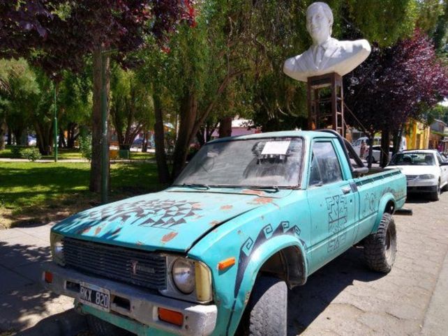 Intentan decapitar un busto de Néstor Kircher y terminan volcando una camioneta