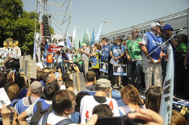 Multitudinaria marcha de trabajadores en el microcentro santafesino