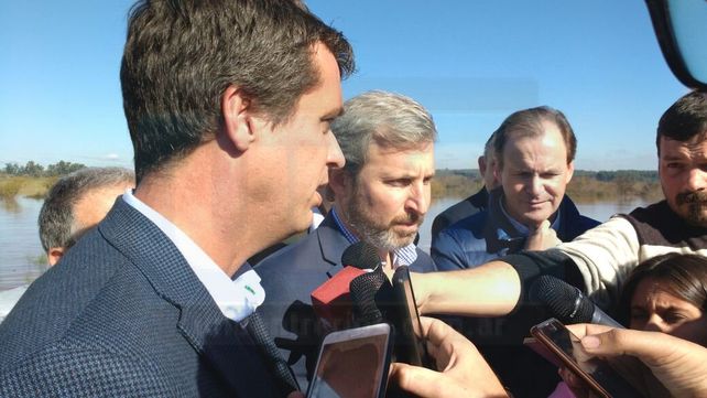 Frigerio recorrió zonas afectadas por la crecida del río Uruguay, en Concordia