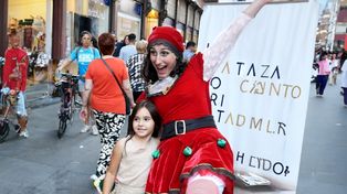 La Navidad copó el centro de Rosario con promociones y entretenimiento para los más chicos.