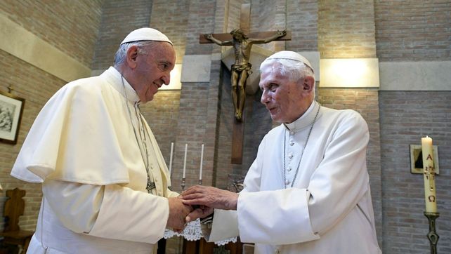 El Papa Francisco presidirá el funeral de Benedicto XVI este jueves en Roma