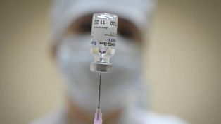 Advierten que la neutralización de los anticuerpos de vacunados baja frente a la variante Ómicron