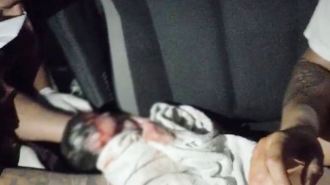 El bebé no esperó y nació en el patrullero