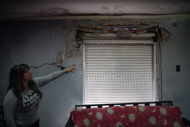 El desplazamiento del revoque dejó profundas grietas en la pared de la planta alta.&nbsp;