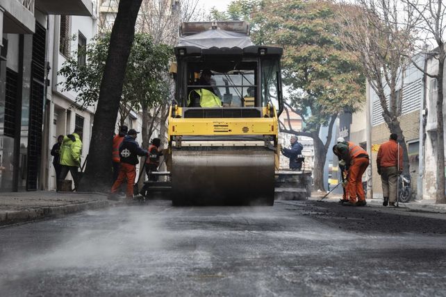 Estas intervenciones de pequeñas superficies estipulan trabajar un día por cuadra desde Pellegrini hasta Salta.