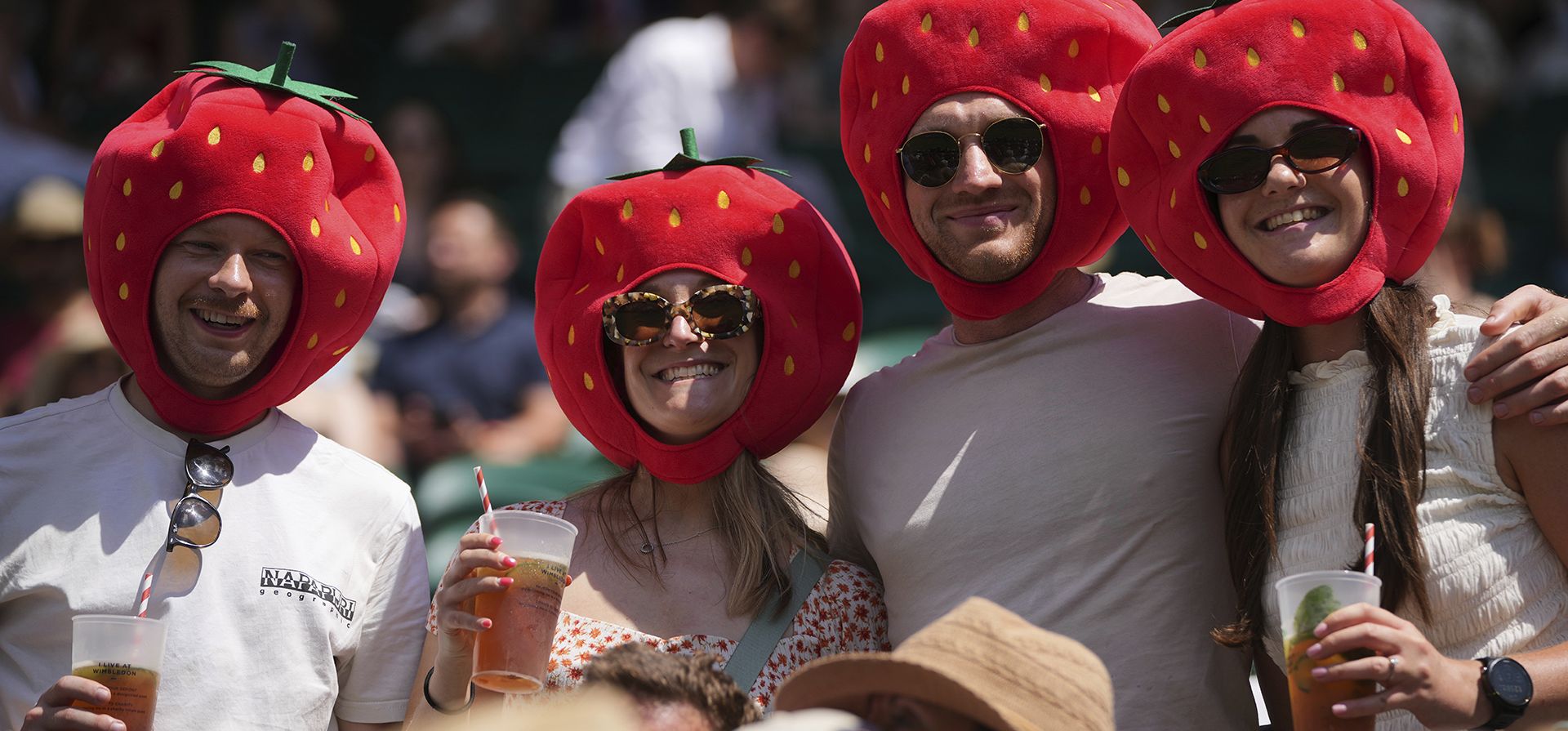 Aficionados al tenis con sombreros de fresa miran el partido durante el Campeonato de Tenis de Wimbledon en Londres, el lunes 30 de junio de 2025. (Foto AP/Kin Cheung) Aficionados al tenis con sombreros de fresa miran el partido durante el Campeonato de Tenis de Wimbledon en Londres, el lunes 30 de junio de 2025. (Foto AP/Kin Cheung)