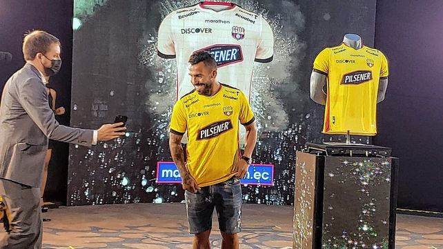 Carlos Tevez volvió a jugar en un evento que organizó Barcelona de Ecuador.