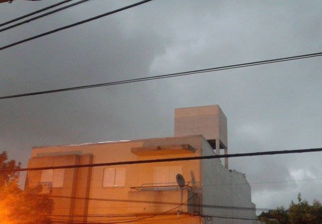 Así se armaba la tormenta sobre el cielo santafesino. / gentileza lectores UNO.