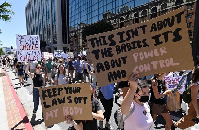 Una marcha de protesta en Los Angeles contra el fallo de la Corte. Esto no solo acerca de los bebes