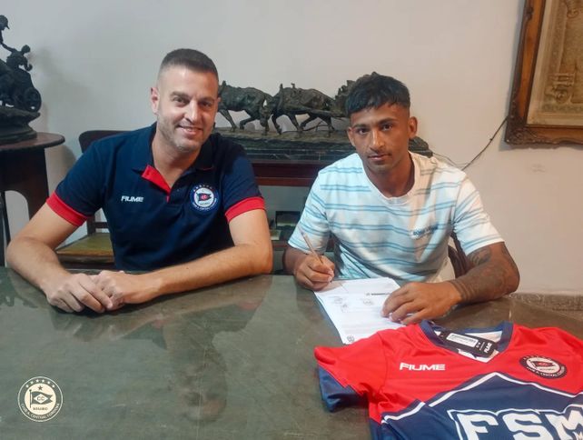 Brian Otero. El delantero estampó la firma con el Matador por una temporada.  El Negro, como lo apodan, también jugó en Sportivo Las Parejas y Unión de Sunchales. El presidente Omar Vicente y jugador, en el sede del charrúa.