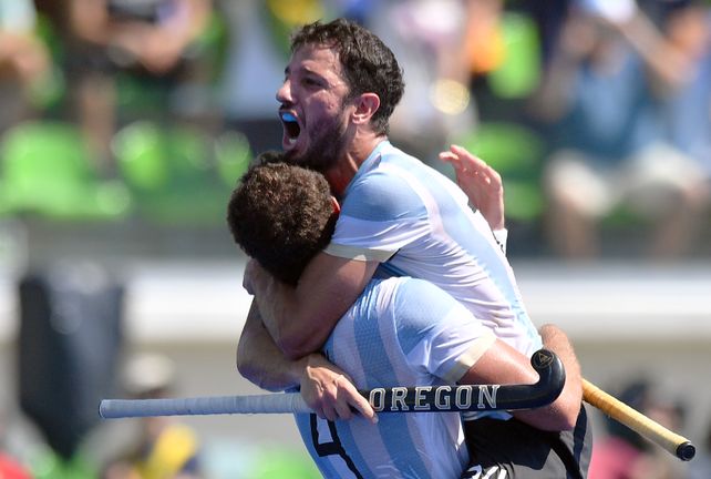 Manu Brunet se abraza a su compañero. El jugador de Uni es campeón olímpico.