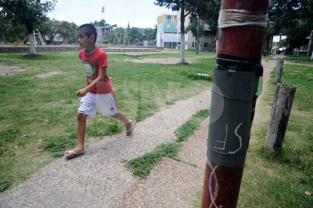 Arreglo. Diario UNO ayer recorrió el barrio y notó que la farola que afectó a Fausto fue tapada y amarrada con alambres.