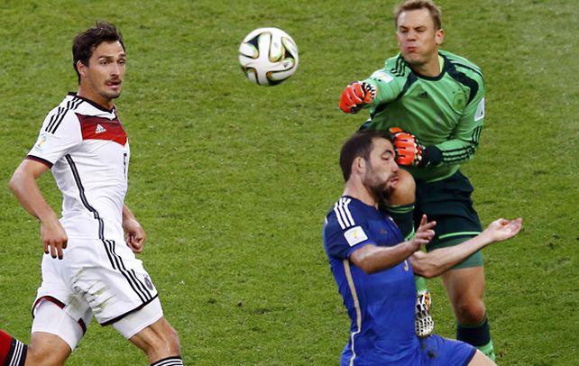 El alemán Manuel Neuer reconoció que golpeó a Higuaín en la final del Mundial.