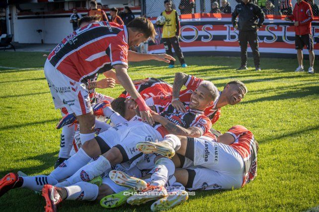 Chacarita ganó, gustó, goleó y se subió a la punta de la zona de Colón Chacarita ganó, gustó, goleó y se subió a la punta de la zona de Colón