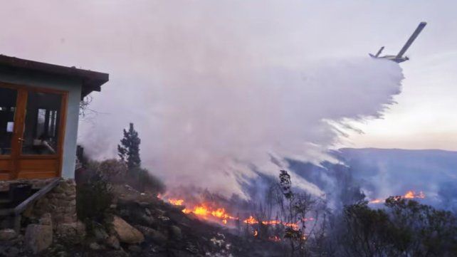 Hay decenas de focos de incendios en Córdoba que afectan localidades del Valle de Calamuchita. Trabajan 700 brigadistas