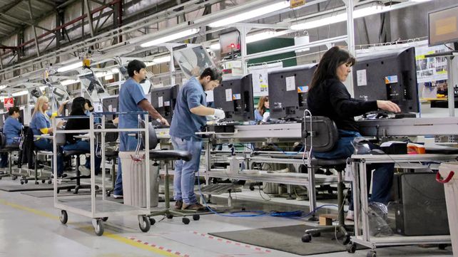 Desde este jueves rige la eliminación total de impuestos a la importación de celulares. La medida reaviva el conflicto con el sector industrial de Tierra del Fuego