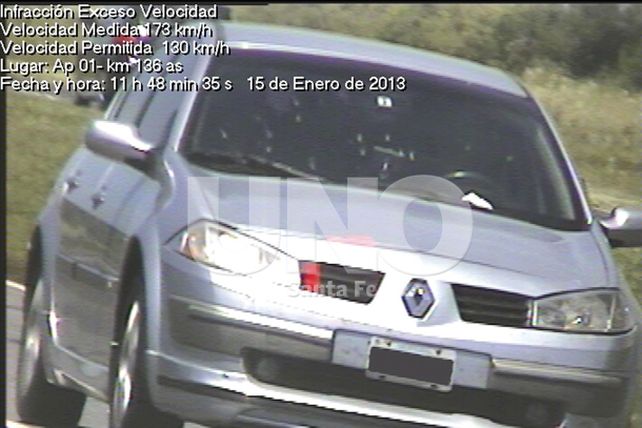 Autos a 170 kilómetros por hora vuelan en autopista Santa Fe-Rosario