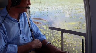 Bonfatti sobrevoló las zonas inundadas