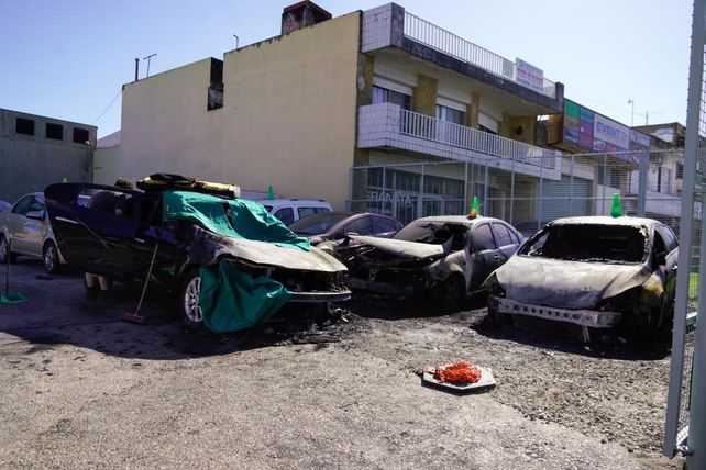 Incendio en la concesionaria de Eva Perón y Bolivia. Cuatro vehículos afectados.&nbsp;