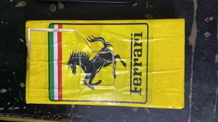 Cinco detenidos con un ladrillo de un kilo de cocaína envuelto con la insignia de Ferrari