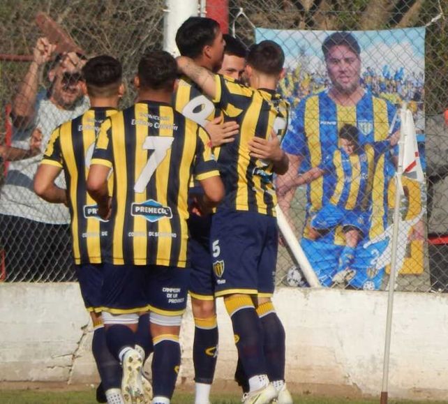 El equipo de Serodino ganó de visitante. Un festejo para seguir punteros