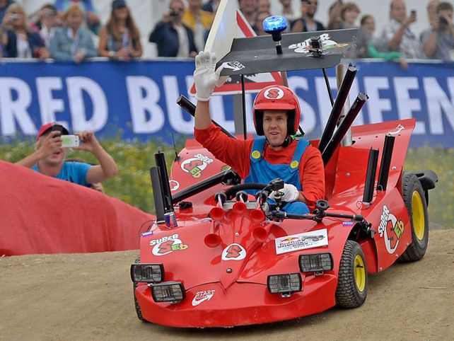 Vettel se disfrazó de Mario Bross y deleitó a todos en un karting